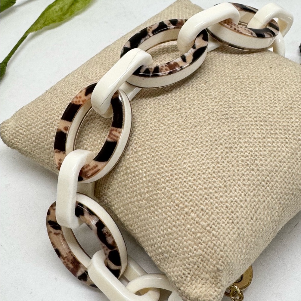 Chico’s White & Brown Pattern Link Acrylic Bracelet NEW - Picture 3 of 8